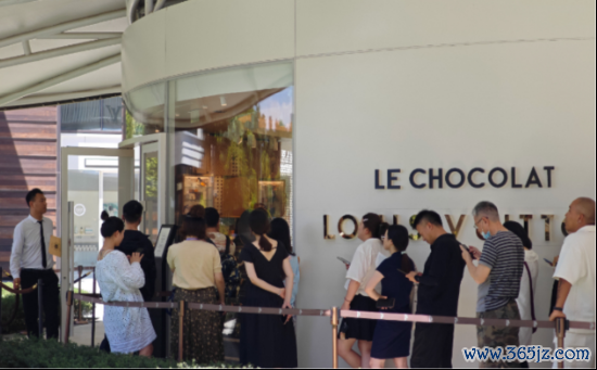 (此前店铺列队东说念主满为患。图片来自于网罗)